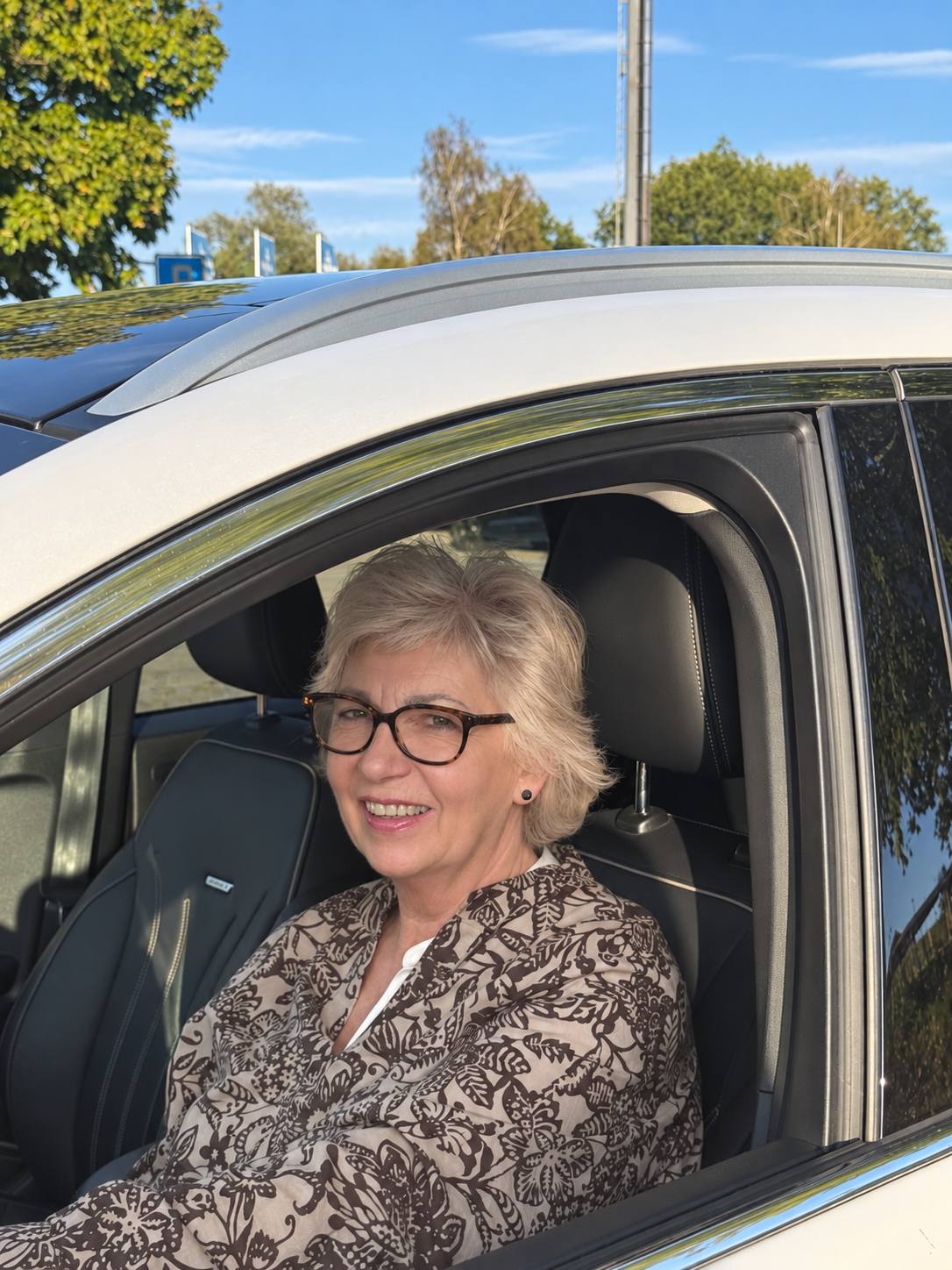 Denise Peter im Fahrschulauto